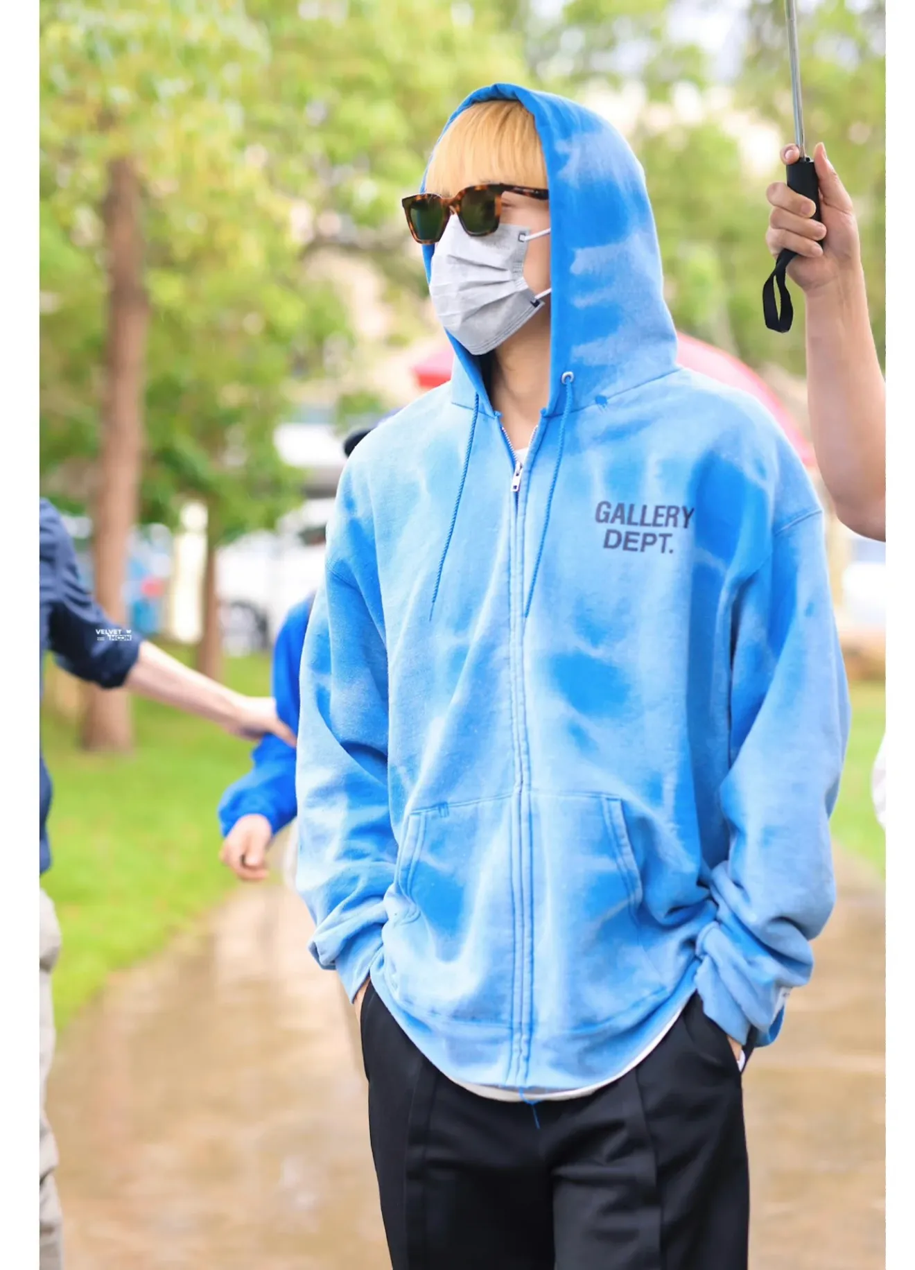 GALLERY DEPT. SUN FADED ENGLISH LOGO ZIP UP/BLUE Sun-washed blue water ripple English zipper hoodie Washed blue S-XL Ready-to-wear dyeing Hand-sewn heavy-weight horsetail fading Super-heavy washing Hand-hanging holes Bones frayed and whitened Mold customization with G LOGO zipper Correct accessories!
